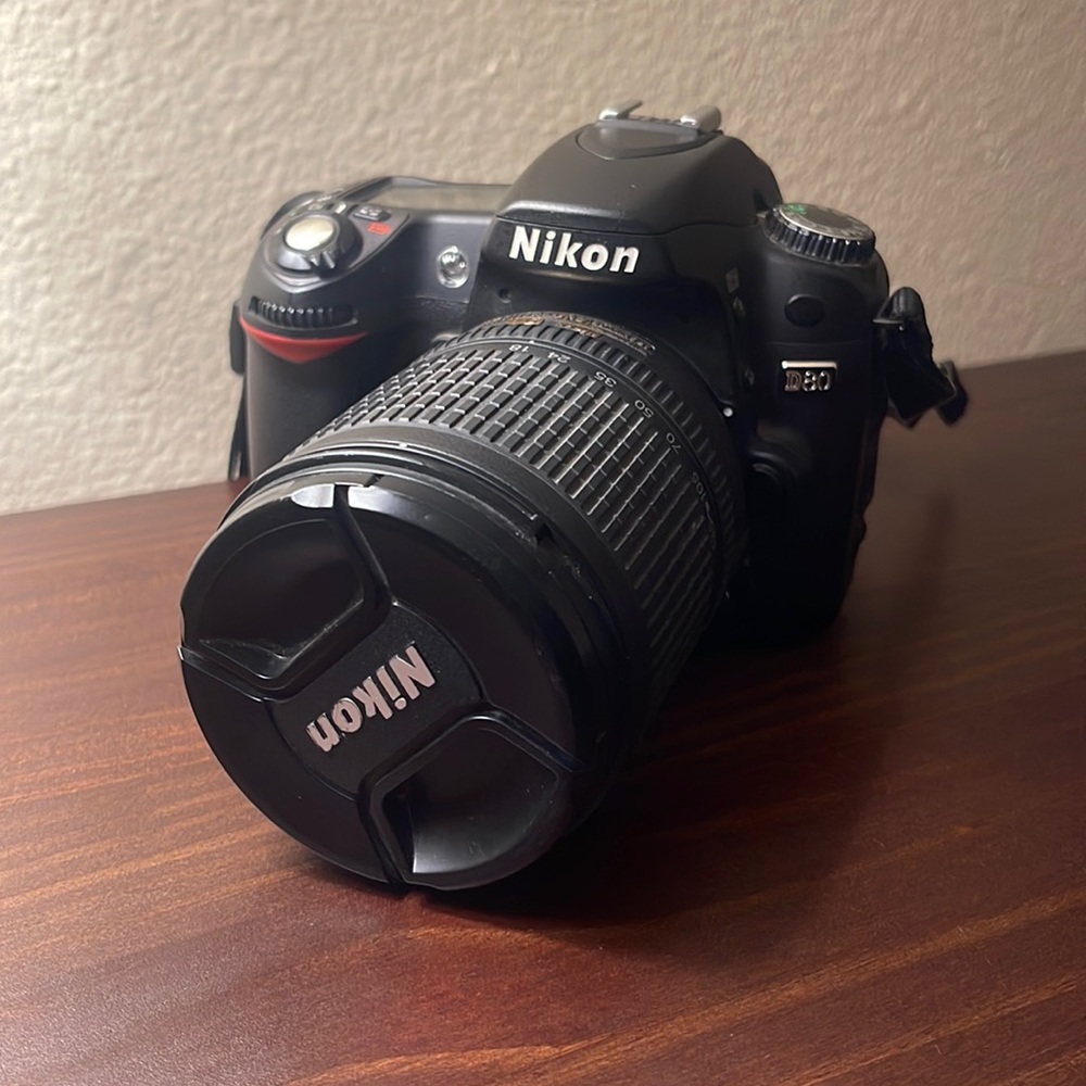 Nikon D80 w/ AF-S DX Nikkor 18-135mm G 10.2 MP DSLR Z+ battery and charger